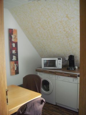 beinhaltet eine moderne Einbauküche
mit eigener WaMa und Spülmaschine