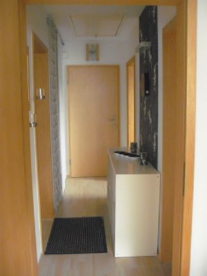 durch den Flur mit abgetrennter/ versteckter Garderobe und Abstellplatz für den Staubsauger usw.
geht es zum ....
