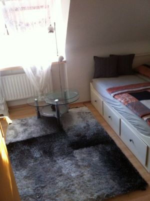 befindet sich zwischen Bett und Schrank ein stylischer Glastisch und 2 gr. Regale