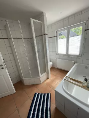 Badezimmer im Erdgeschoss mit Dusche, Badewanne, WC.