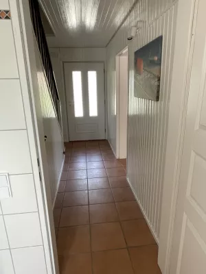 Blick auf die Haustür.