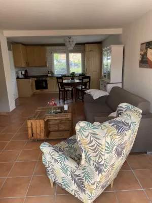 Blick in Richtung Küchenzeile.
Die Couch kann zur Schlafcouch ausgeklappt werden (1,5 m).