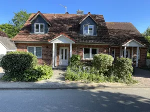 Dieses Bild zeigt beide Doppelhaushälften.
Links Ferienhaus BiINGE und rechts Ferienhaus BUTEN.