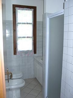 Das Bad mit Dusche und WC.