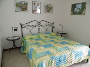 Ein Schlafraum mit Doppelbett.