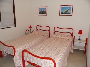 Ein Schlafraum mit Einzelbetten.