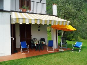 Die Terrasse der Mimosa D mit Seeblick und Gartenmöbel.