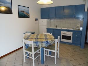 Die Küche im Wohnraum mit Sitzgruppe.