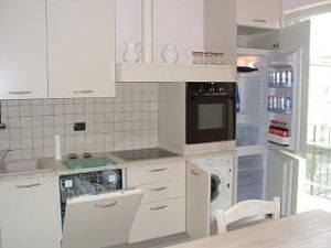 Blick zur Küche mit viel Technik.