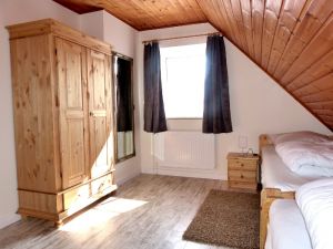helle und freundliche Schlafzimmer im Obergeschoss (hier mit 2 Einzelbetten)