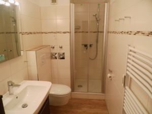 Bad mit flachem Duscheinstieg (10 cm)