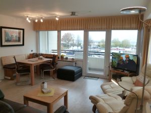 mit breiter Fensterfront zur Seeseite