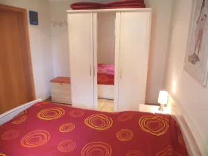 Kleiderschrank - Sitztruhe