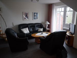 Gemütlicher Wohnbereich mit Balkon und Blick zum Meer