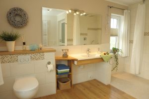 geräumige bodenebene Regenkopfdusche, Haltegriff, unterfahrbares Waschbecken, erhöhtes WC,
Waschmaschine