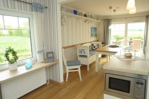 gemütlicher Esstisch und Küchenbank bieten viel Platz zum Essen, Klönen, Spielen oder Basteln.