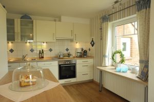 hochwertige Einbauküche, die zum Kochen in Gesellschaft einlädt, ob Pizza oder Entenbraten - hier gelingt alles