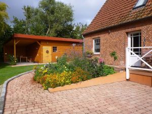 überdachte Sitzecke im Hintergrund links