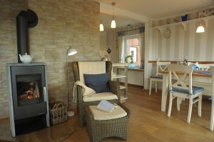 gemütlich im Sessel versinken, mal die Beine hochlegen, Zeit für positive Gedanken oder ein gutes Buch haben.