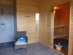 eine breite, Rolli gängige Tür,
die Temperatur bestimmen Sie selbst, Abkühlung durch Dusche im Raum.