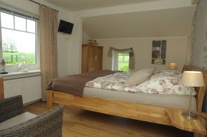 Barrierefrei, 1,5 m Platz vor dem Bett, Betthöhe 48 cm