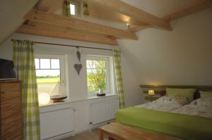 uriges u. stabiles Holzbalkenbett,
großer Kleiderschrank,