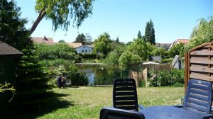 direrkter Zugang vom Wohnraum auf die Terrasse und blick in den Garten