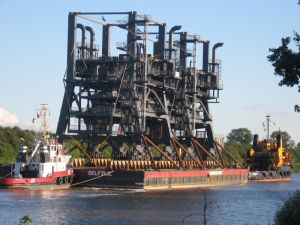 Ungewöhnliches Schiff auf dem NOK