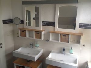 Duschen Sie sich den Ostseesand ab.
Doppelwaschbecken, große Dusche.