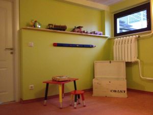 Gefüllte Spielzeugtruhen, ein Raum nur zum Spielen.