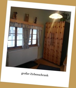 großer Vorraum mit Zierbenkleiderschrank