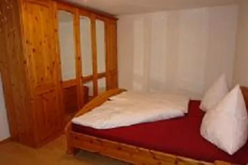 Schlafzimmer mit großem Schrank
