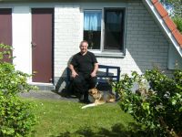 - Ruhe und Erholung - Ich bin Walter Baltz und vermiete familienfreundliche Ferienhäuser mit sehr viel Komfort, in denen Urlaubsgäste mit Hund herzlich willkommen sind.
Ich habe immer wieder feststellen müssen, das ein schönes FH mit gutem Komfort für Urlaubssuchende mit Hund schwierig ist. Das Sonnenhaus 47a wurde eingerichtet, so wie wir uns ein angenehmen Urlaub vorstellen.
ANKOMMEN - WOHLFÜHLEN - ERHOLEN -
Mein Urlaubstipp?
Das Weserbergland zu erkunden macht einfach nur - SPAß -, die Gegend ist sooo ABWECHSLUNGSREICH. Deshalb empfehle ich - RADFAHREN auf Schienen - ! Auf 18 Kilometern geht es durch die reizvolle Landschaft des Extertals, vorbei an Wiesen und Feldern. - Bild 17: Sonnenhaus Nr. 47a in Weserbergland/Extertal bis 5 Personen-Hund erlaubt-