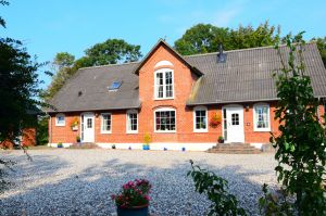 Hausansicht (Eingang zur Fewo rechts)