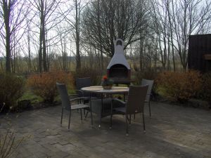 mit Möbeln und Grillkamin