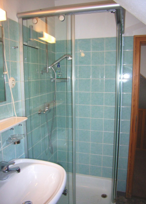 Bad mit Dusche und Badewanne