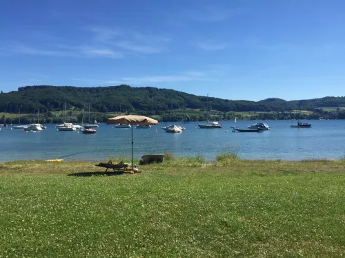 Privater Badestrand mit Liegestühle