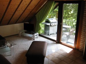 Im Hintergrund der Gasgrill auf dem Balkon.