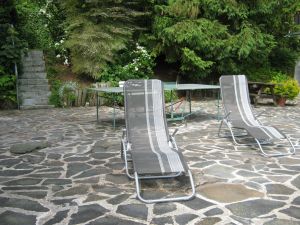 Mit Sonnenliegen und Tischtennisplatte