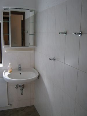 Das kleine Badezimmer mit Zugang vom Schlafzimmer Nr. 3