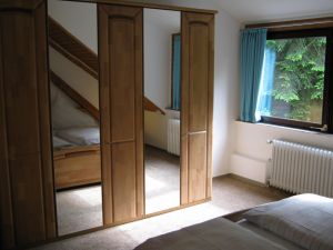 Das Schlafzimmer hat einen großen Kleiderschrank und einen tollen Ausblick in die Natur.