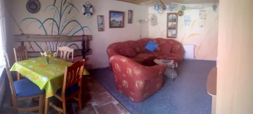 Wohnzimmer mit Essecke 