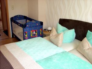 Bett 190x200 Baybybett wird auf Bedarf zugestellt.