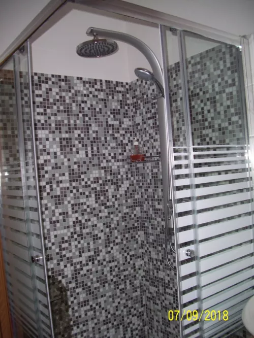 Badezimmer mit Dusche 1x1m