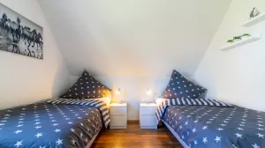 Kinderzimmer mit zwei Betten von je 90 x 200 cm und ganz viele Spielzeug