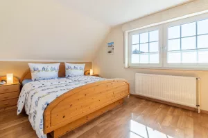 Schlafzimmer, Bett 180 x 200 cm, großer Einbauschrank