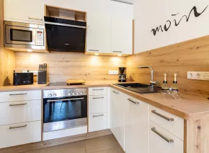 Eine voll ausgestattete, moderne Einbauküche