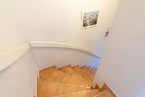 Geflieste, feste Treppe ins Obergeschoss