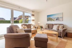 Großes Wohnzimmer mit bodentiefen Fenstern