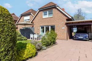 Einfahrt mit Carport